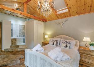 格洛索普Charlesworth Lodges的卧室配有白色床和毛巾