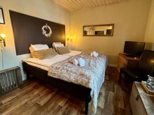 奥萨宫沙卡酒店的一间卧室配有一张床,上面有两条毛巾