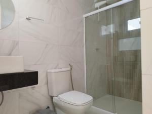 马拉戈日Bless的一间带卫生间和玻璃淋浴间的浴室
