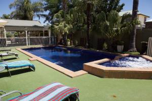 伊丘卡帕德韦耶汽车旅馆的庭院里的一个大型游泳池