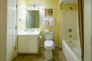 加尔维斯敦Holiday Inn Club Vacations Galveston Seaside Resort, an IHG Hotel的浴室配有卫生间、盥洗盆和浴缸。