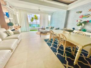 Juan Pedro2 Bedroom At The Marbella Towers Beachfront的客厅配有桌子和沙发