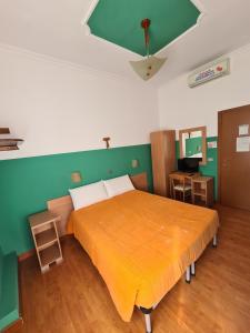 圣乔瓦尼·罗通多B&B Santa Lucia的一张大床,位于一个绿色的墙壁内