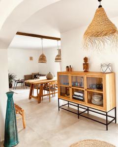 卡拉蒙德拉戈Can Yuca II的一间带桌子和木柜的用餐室