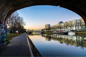 萨尔布吕肯LUXURY-Apartment - city center : 8 guests : Netflix的河上一座桥,河上有船