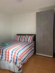 萨尔瓦多AP Novo Mobiliado的一间卧室配有一张床和一个橱柜