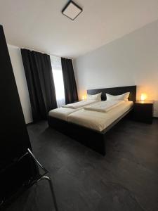 鲁尔河畔米尔海姆顿特内霍夫酒店的一间卧室配有一张大床和两盏灯