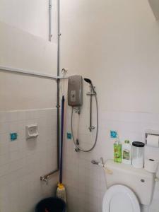 马六甲Eng Ban Hin guesthouse的带淋浴和卫生间的浴室