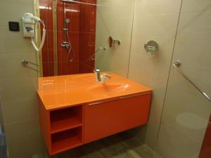 科巴里德Fedrig Rooms with bathroom & Hostel Rooms的浴室配有橙色水槽和淋浴。