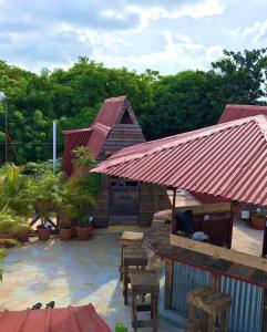 Tinyhouse samaná的一个带红色屋顶的庭院