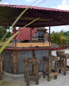 Tinyhouse samaná的前面有四张木凳的酒吧