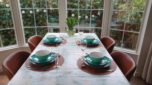 斯赫拉芬赞德dutchduochalet13的桌椅、盘子和酒杯