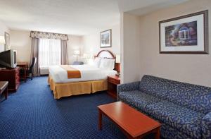 Brecksville克利夫兰-里奇菲尔德假日智选套房酒店的酒店客房,配有床和沙发