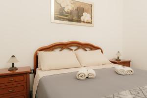 佩斯科勒海滨Pescoluse Houses的一间卧室配有带毛巾的床