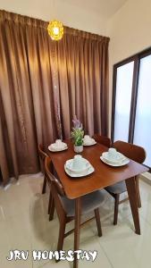 马六甲JRv HotelStyle HomeStay Melaka的木制用餐室配有桌椅和用餐室
