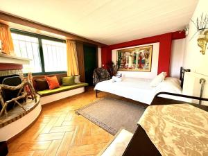纳夫普利翁Estate Tsiati - Κτήμα Τσιάτη的一间设有床铺和沙发的房间