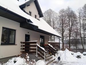 WalneDom nad Bliznem的屋顶上积雪的房子