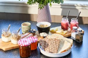 KorskrogenHovra Vandrarhem的一张桌子,上面有面包和其他食物
