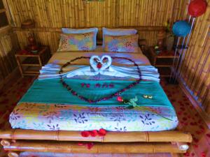 圣奥古斯丁Finca El Cielo的一间卧室,配有一张心形床