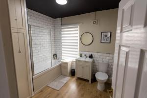 伯肯黑德Luxury Stays的浴室配有卫生间、淋浴和盥洗盆。