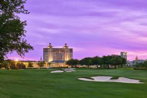 萨凡纳The Westin Savannah Harbor Golf Resort & Spa的酒店前方设有2个果岭的高尔夫球场