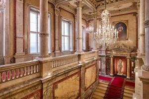 维也纳Hotel Imperial, a Luxury Collection Hotel, Vienna的华丽的房间,设有吊灯和楼梯