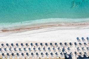 依克希亚舍拉顿罗德斯度假酒店的海滩上方的椅子和大海美景