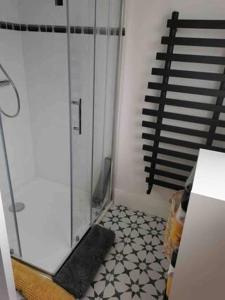 CrossmolinaThe Loft的浴室设有玻璃门,铺有瓷砖地板。