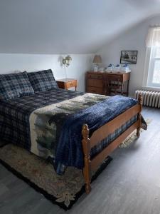 FrancestownBlue Bear inn的一间卧室配有一张带蓝色毯子的床