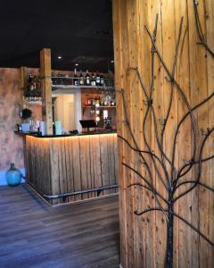胡迪克斯瓦尔Hotell Temperance的餐厅内有木墙和酒吧