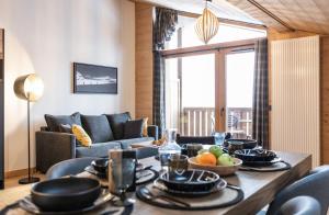 艾姆拉普拉涅TERRESENS - Le Snoroc的客厅配有餐桌和食物