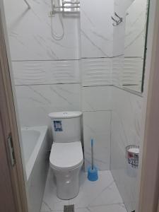 苦盏Апартамент в центре города Худжанд的白色的浴室设有卫生间和浴缸。