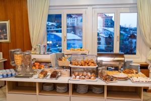 安达洛安达洛酒店的填满了各种食物的桌子
