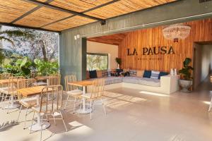 瓜塔佩La Pausa Hotelbistro的庭院配有桌椅和沙发。