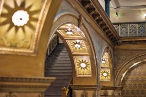 丹佛布朗宫酒店和水疗中心， 自主品牌系列的建筑中带有华丽的天花板和楼梯的楼梯