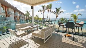 达喀尔泰鲁碧酒店的一个带桌椅的海景阳台