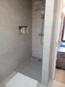 斯莱戈Atlantic way Apartment的浴室设有白色瓷砖和淋浴。