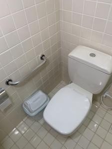 北茹阿泽鲁Senhor Hotel的浴室设有白色卫生间和垃圾桶。