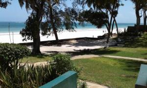 GaluC9 @ Diani Beachalets的享有树木繁茂的海滩和大海的景致。