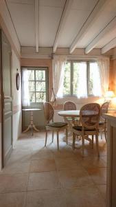 吉维尼A l'Ombre du Tilleul的客房设有桌椅和窗户。