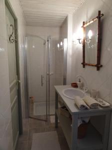 吉维尼A l'Ombre du Tilleul的一间带水槽和淋浴的浴室