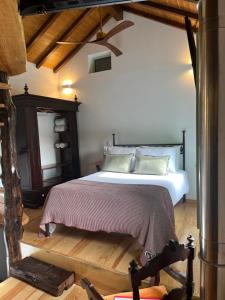 阿马兰特Casa da Linha的一间卧室配有一张床,铺有木地板