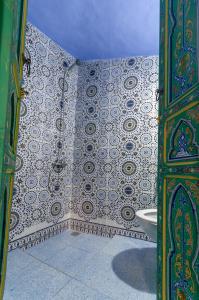 舍夫沙万Dar El Fanne的一间带淋浴的浴室和瓷砖墙