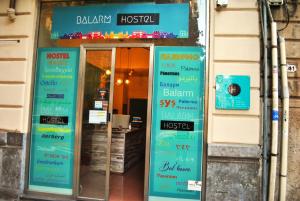 巴勒莫Balarm Hostel - Youth Hostel age limit 18-50的通往餐厅的门,上面有标志