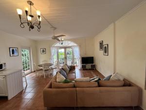 Bois dʼOrangeStunning 4-Bed Villa in Gros Islet St Lucia的客厅配有沙发和桌子