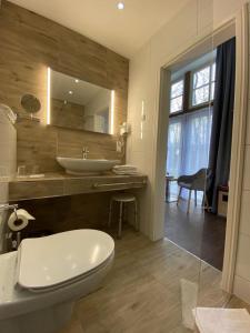 KaupenFerienhof Bludnik的一间带卫生间、水槽和镜子的浴室
