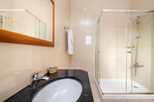 波尔蒂芒阿尔加维圣卡塔里娜酒店的一间带水槽和淋浴的浴室