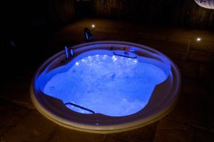ConventoMasseria Filippo de Raho - Agri Bio Relais的深色客房内的蓝色浴缸