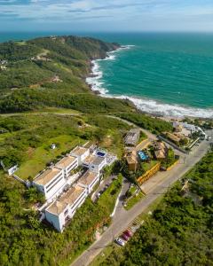布希奥斯Greco Hotel的海洋旁房子的空中景观