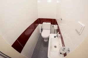 格拉茨Apartment Grazbachgasse的浴室配有白色卫生间和盥洗盆。